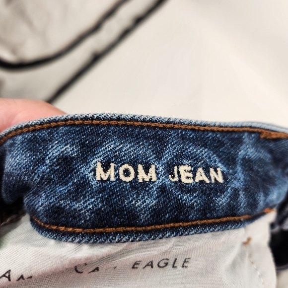 American Eagle Stretch Mom Jean Womens Size 8 Distressed Fray Hem Dark Wash - Picture 7 of 9